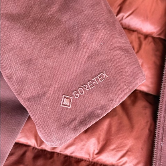 Arc'teryx Women's Patera Parka Gore-Tex Down Insulated in Deep Burgundy Flux - Picture 10 of 11